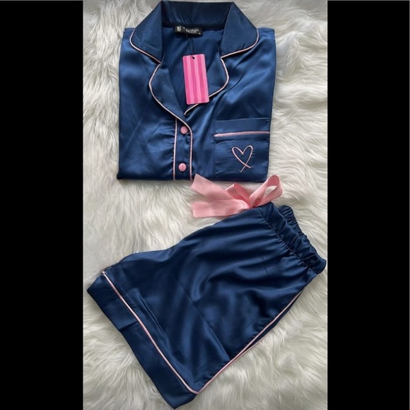 Satin pajamas set - Picture 1 of 1